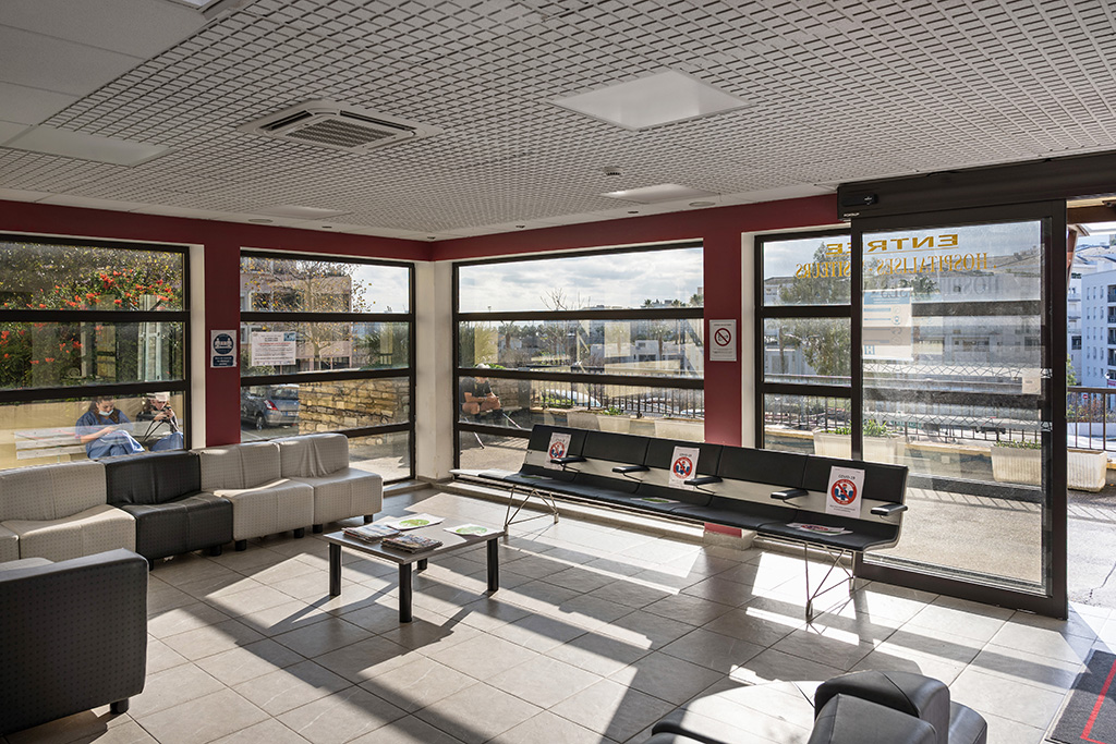 Salon avec vue sur la ville