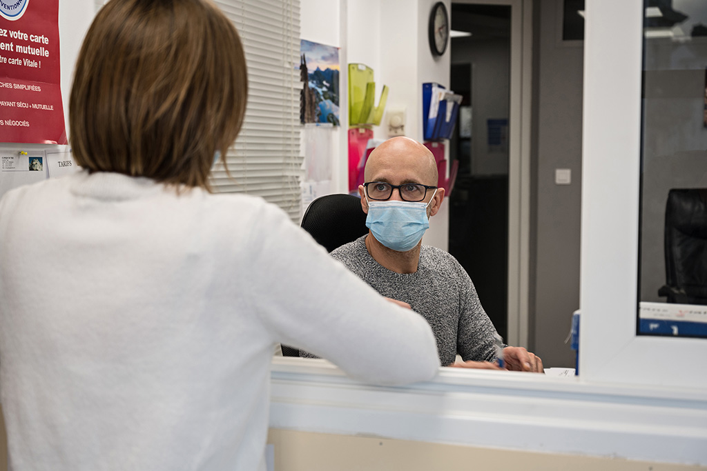 Accueil des admissions : une patiente au guichet