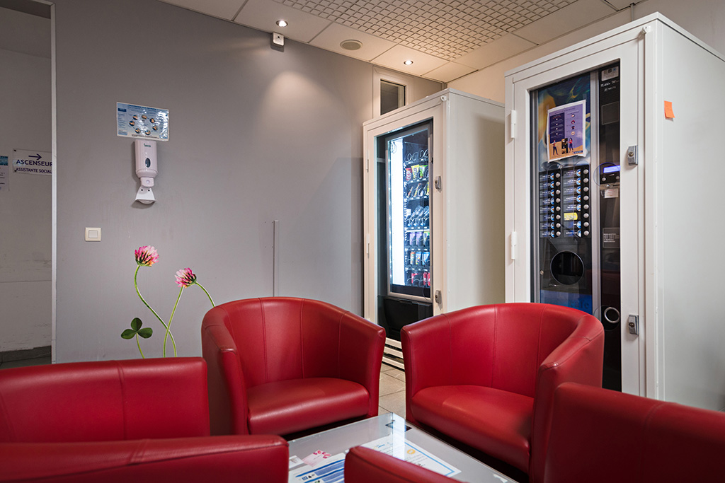 Espace détente avec distributeurs de boissons