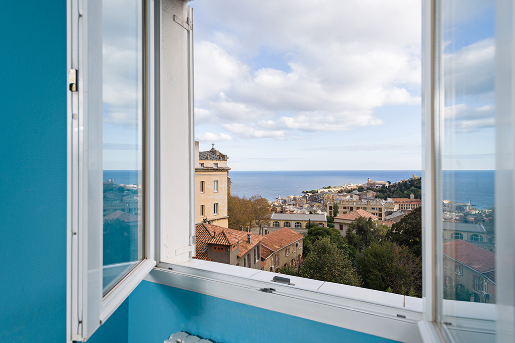 Vue sur la mer depuis une chambre