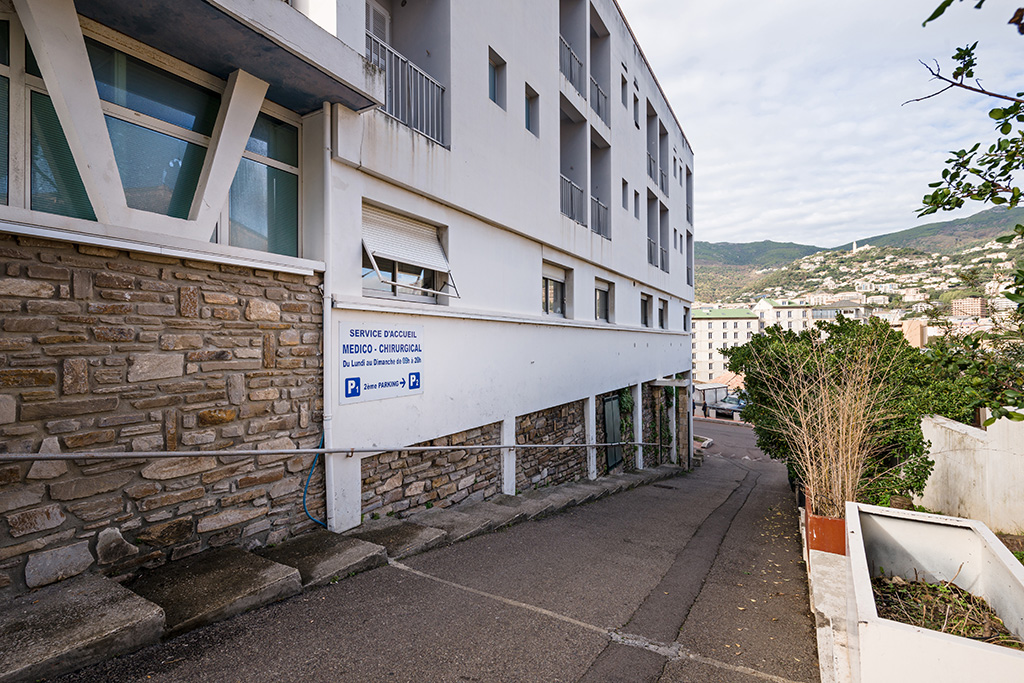 Façade de la Polyclinique Maymard, côté rue